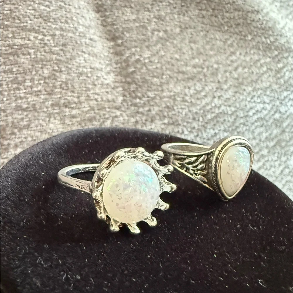 Fashion Ring Set in White Shimmer, Size 6/7 - Picture 3 of 4